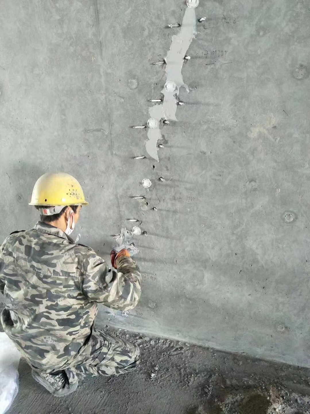 唐县混凝土楼板裂缝加固施工的方案